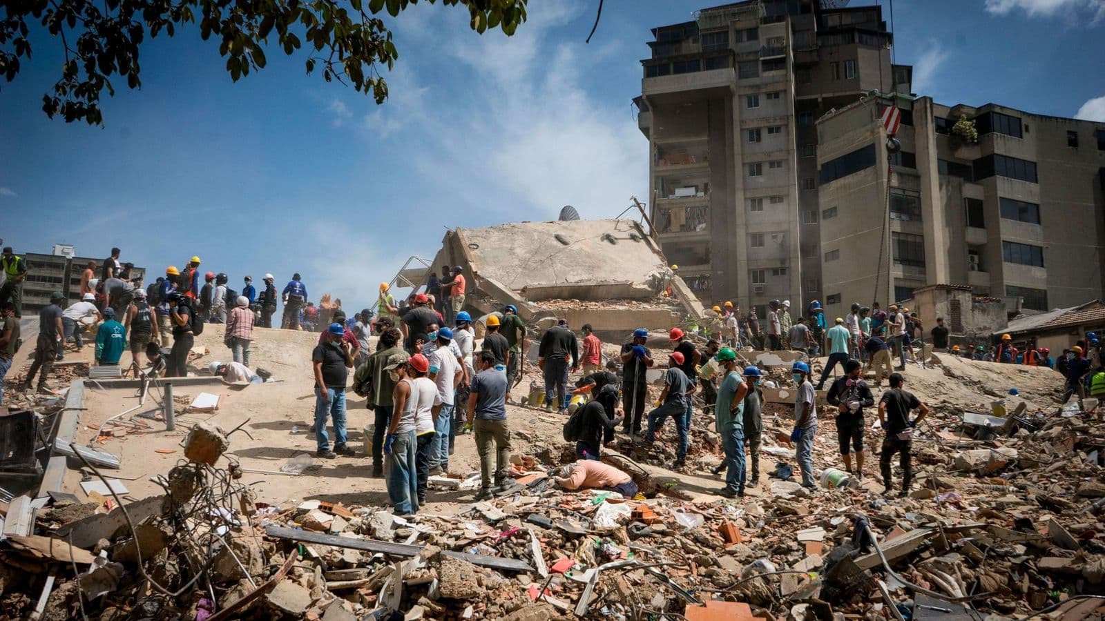 Voluntarios en labores de rescate y apoyo comunitario